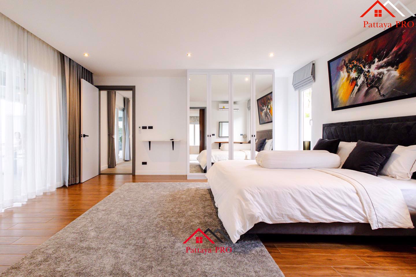 Luxury pool villa on a hill, close to Pattaya city and all conveniences