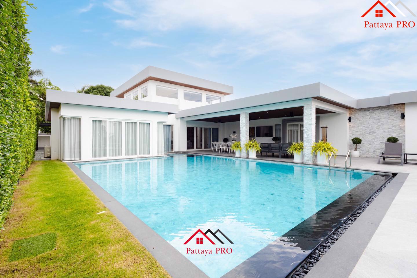 Luxury pool villa on a hill, close to Pattaya city and all conveniences