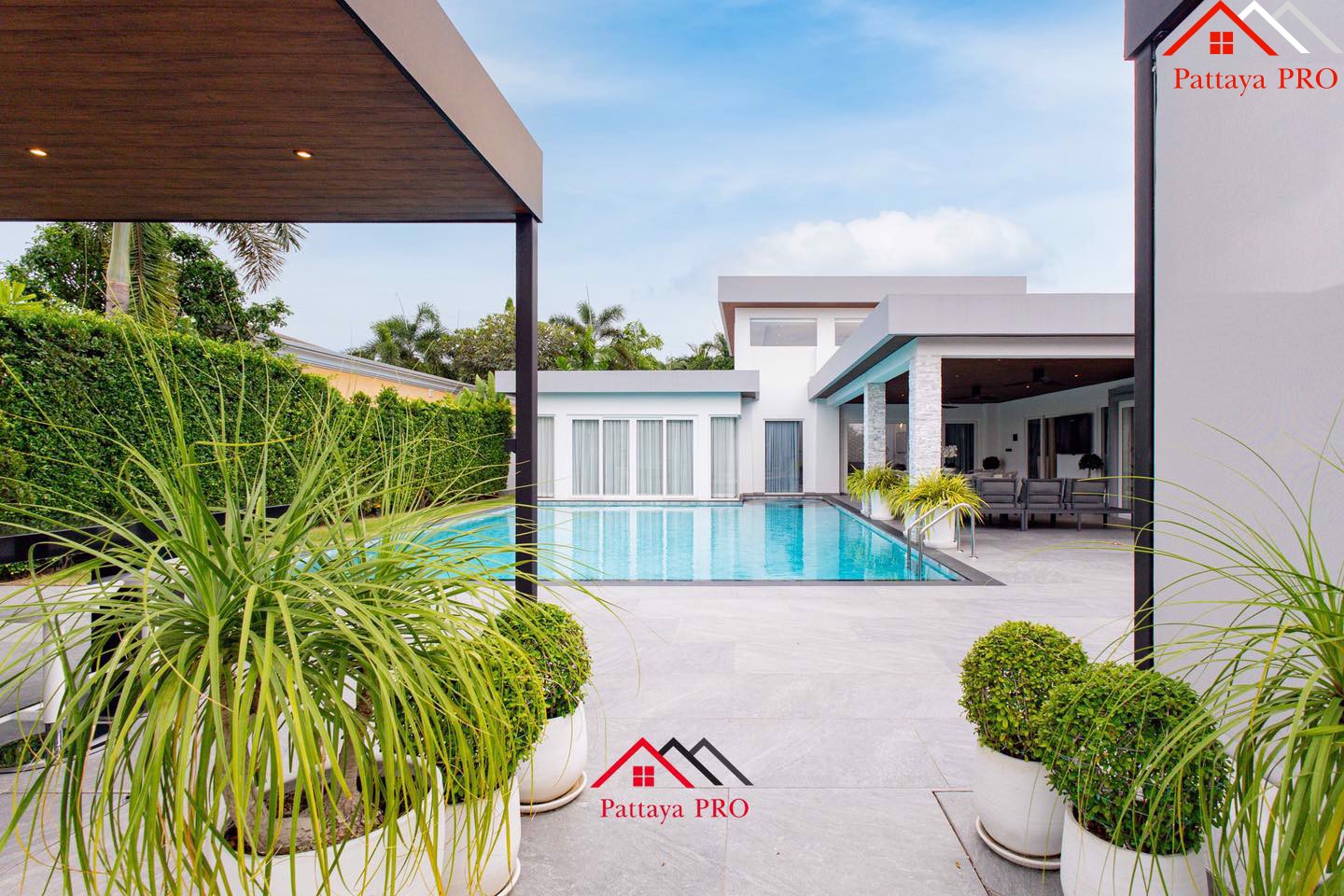 Luxury pool villa on a hill, close to Pattaya city and all conveniences