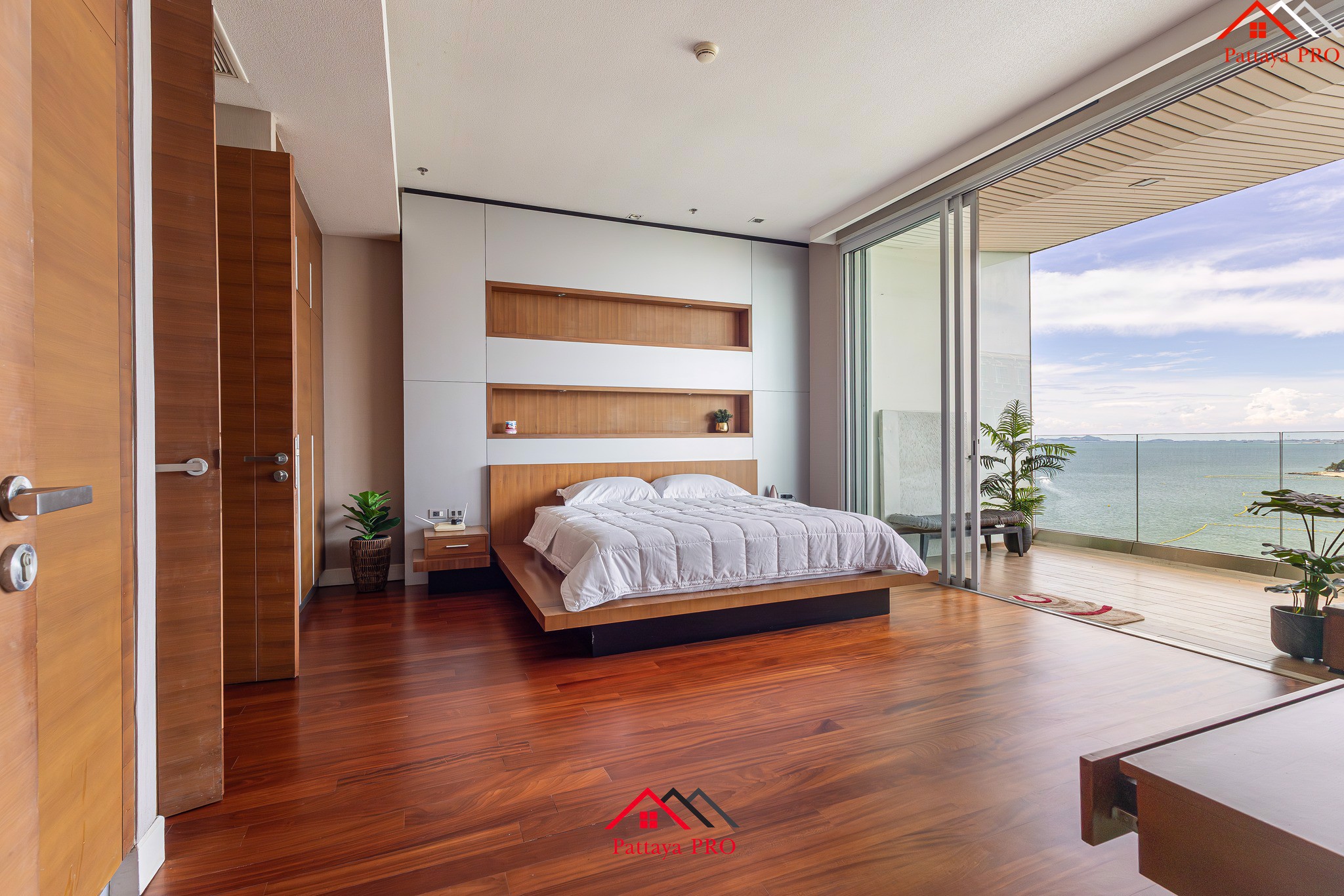For Sale – Luxury Beachfront Apartment on the beach 🌟