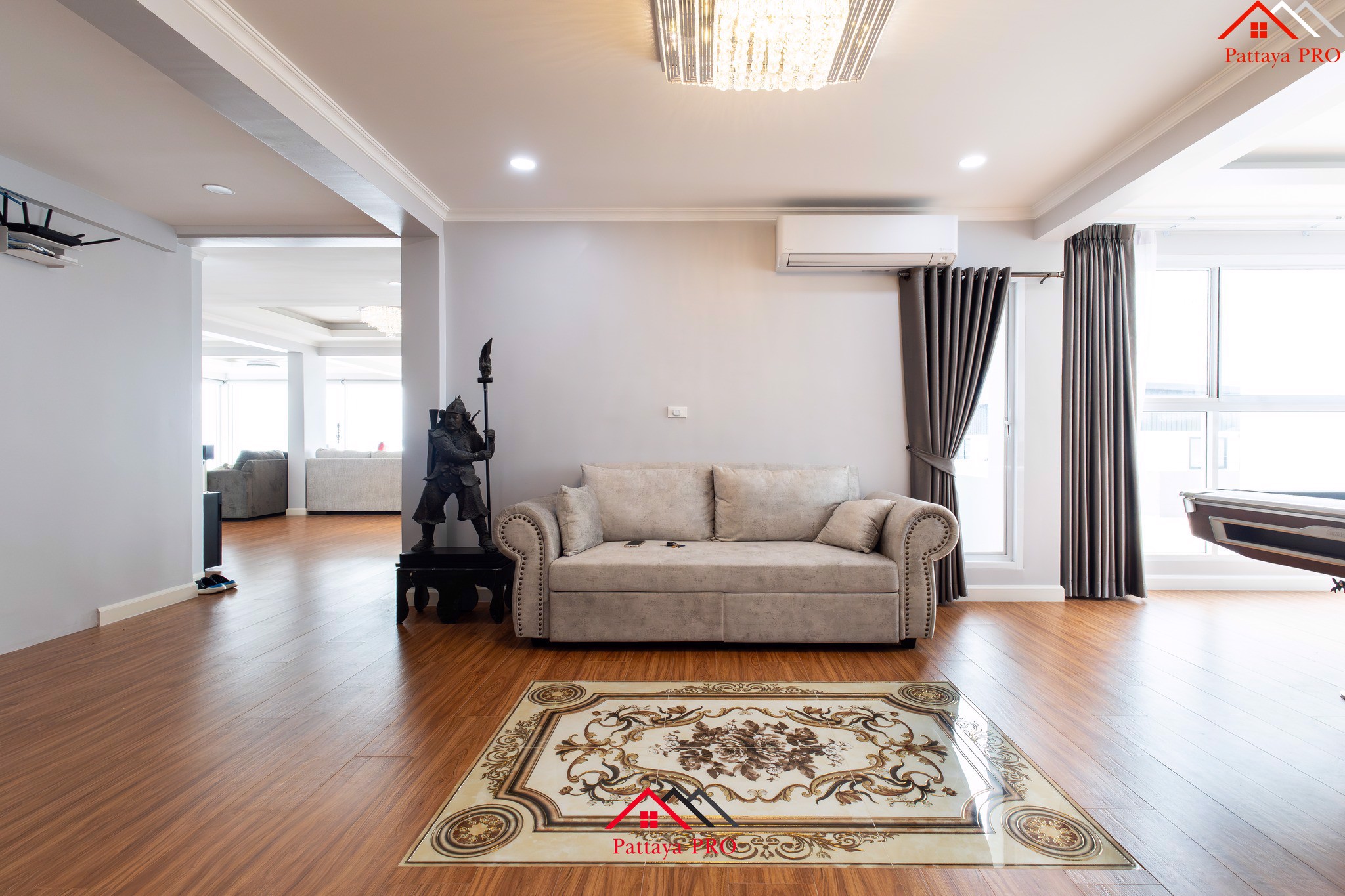 Rare Opportunity! 300 square meters condo on Beach Road Soi 4, Pattaya!