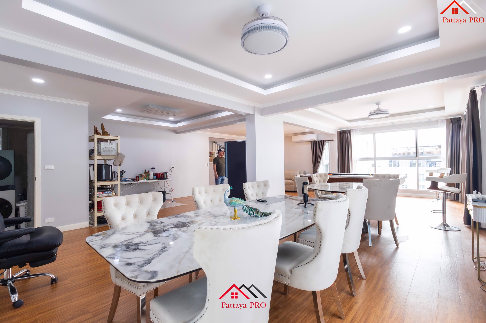 Rare Opportunity! 300 square meters condo on Beach Road Soi 4, Pattaya!