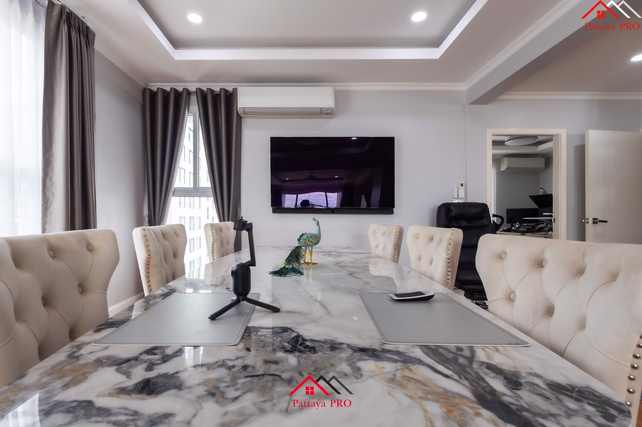 Rare Opportunity! 300 square meters condo on Beach Road Soi 4, Pattaya!