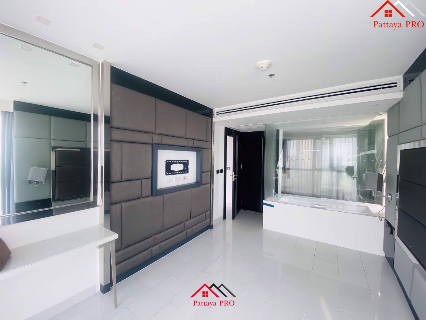 Fantastic view of the Pattaya Bay from this 2-bedroom condo in Pratumnak Hill.