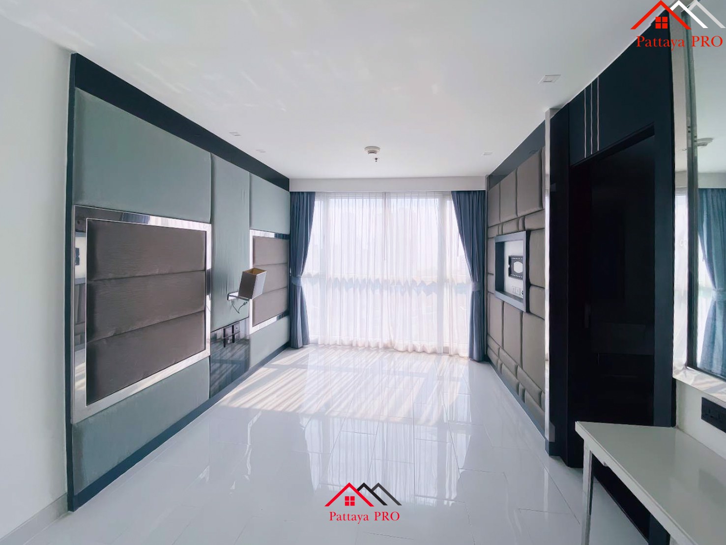 Fantastic view of the Pattaya Bay from this 2-bedroom condo in Pratumnak Hill.