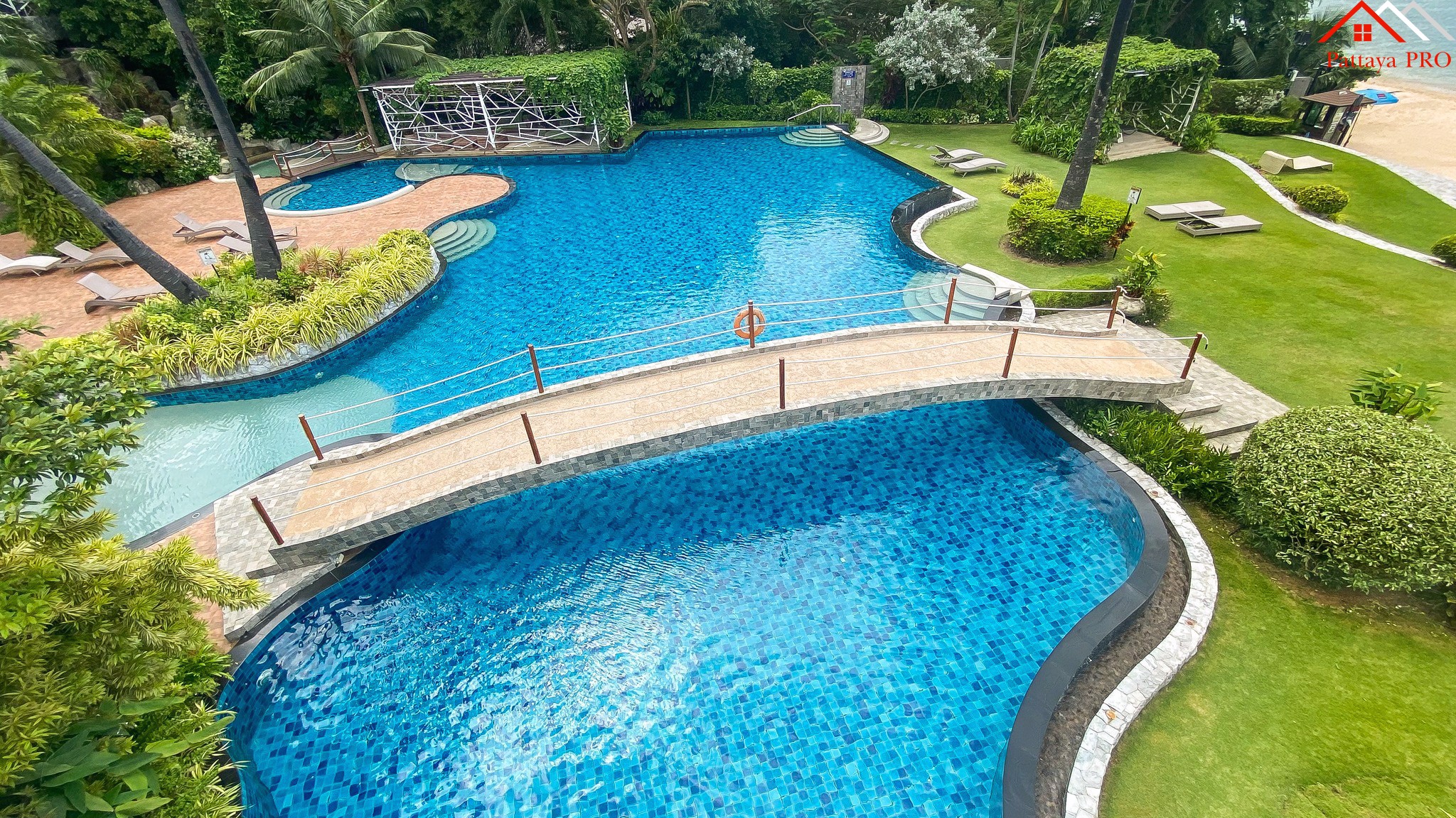 คอนโดหรูติดหน้าหาดวงศ์อมาตย์ #Beachfront สตูดิโอ วิวทะเลสวยๆ ขนาด 33 ตร.ม. ราคา 4.85 ล้านบาท✨ 🏖️เดินลงทะเลหน้าโครงการได้เลย