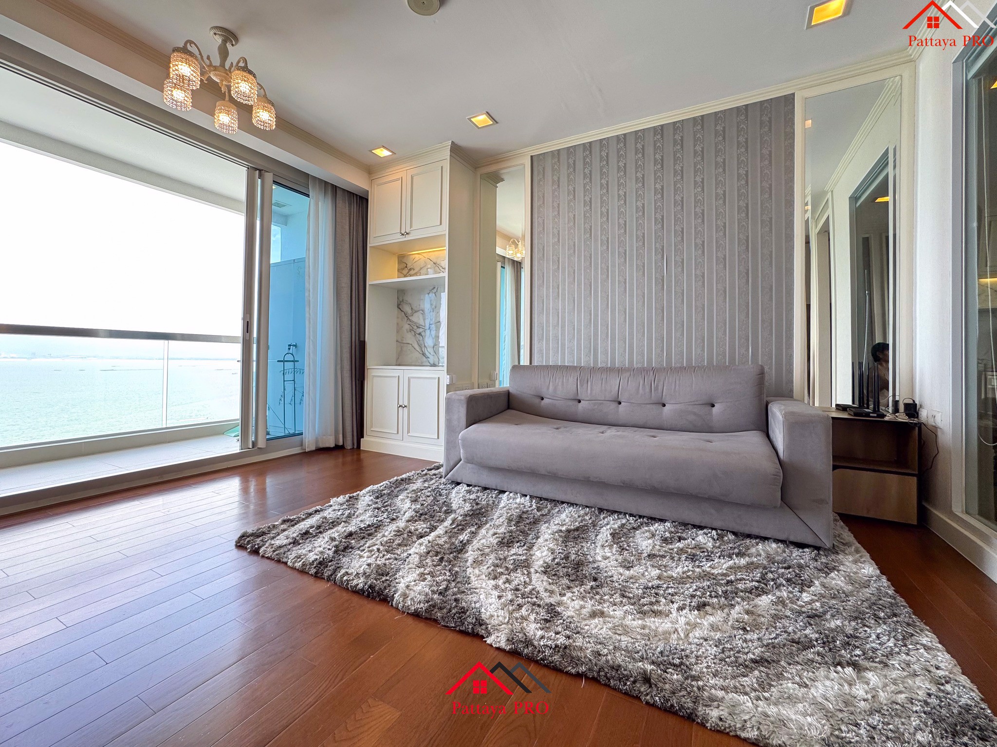 คอนโดหรูติดหน้าหาดวงศ์อมาตย์ #Beachfront สตูดิโอ วิวทะเลสวยๆ ขนาด 33 ตร.ม. ราคา 4.85 ล้านบาท✨ 🏖️เดินลงทะเลหน้าโครงการได้เลย