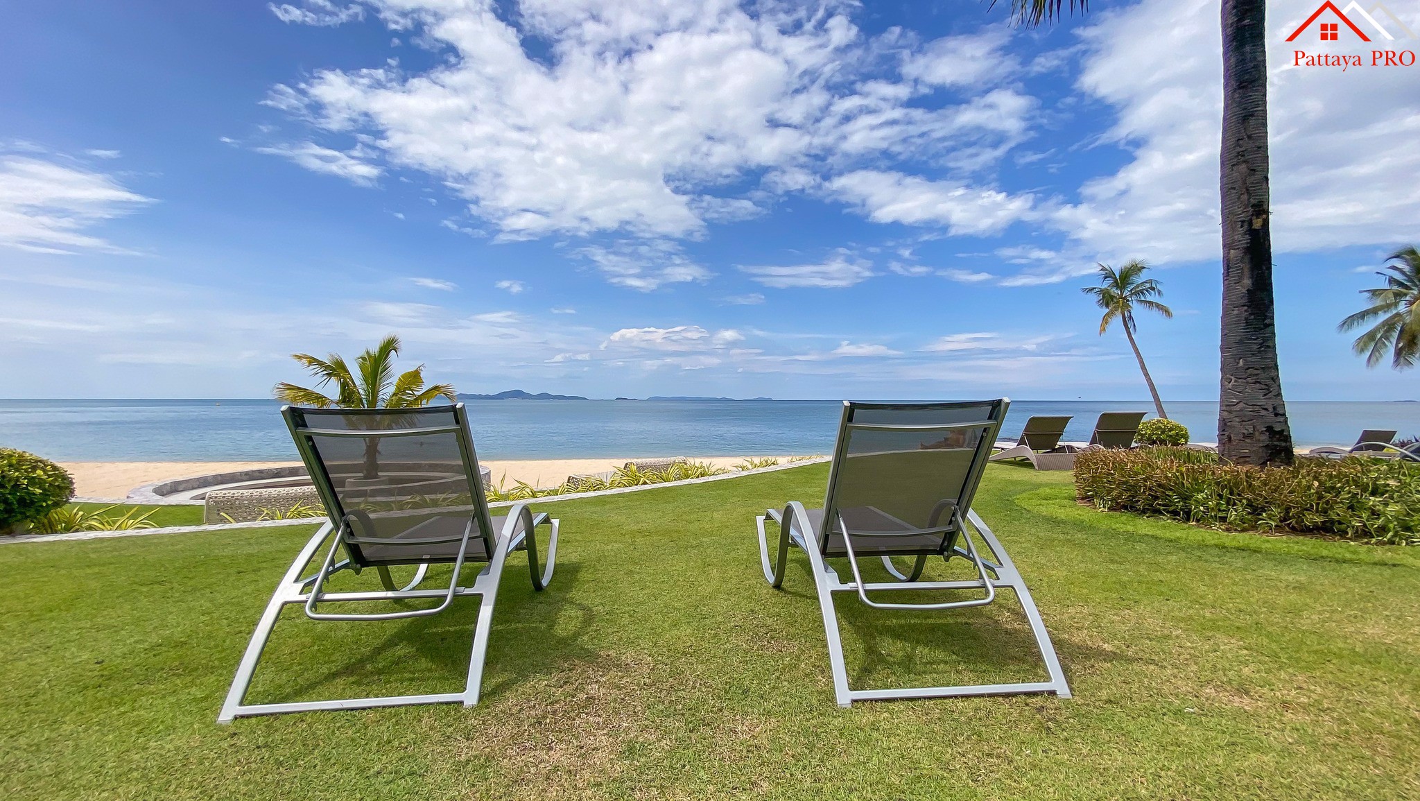 คอนโดหรูติดหน้าหาดวงศ์อมาตย์ #Beachfront สตูดิโอ วิวทะเลสวยๆ ขนาด 33 ตร.ม. ราคา 4.85 ล้านบาท✨ 🏖️เดินลงทะเลหน้าโครงการได้เลย