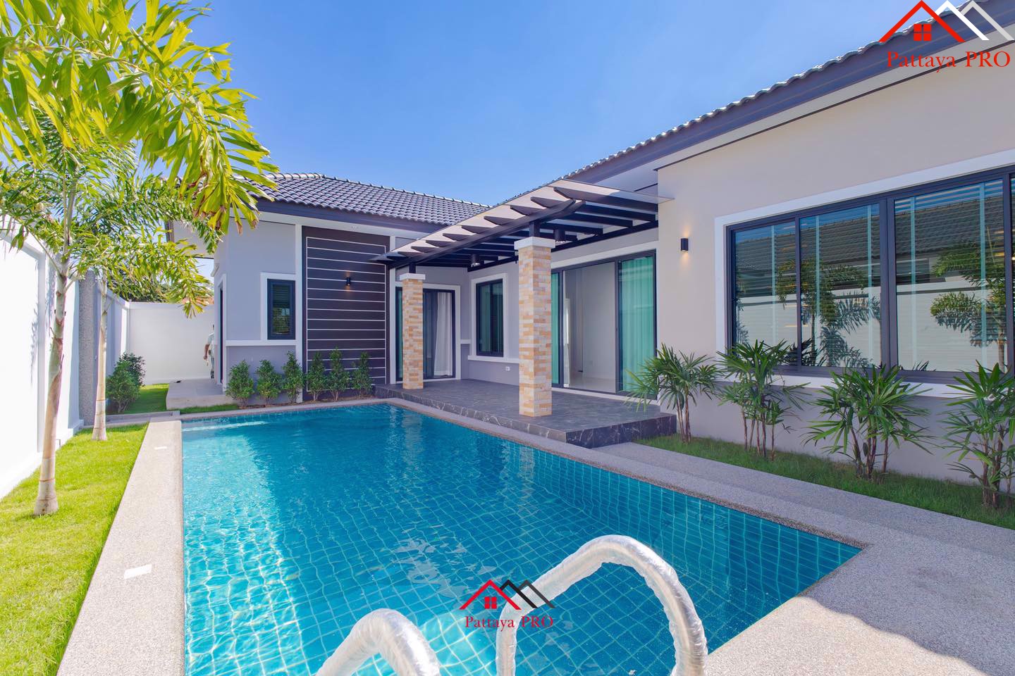 Private Pool Villas ✨ Prime location near Motorway No. 7,