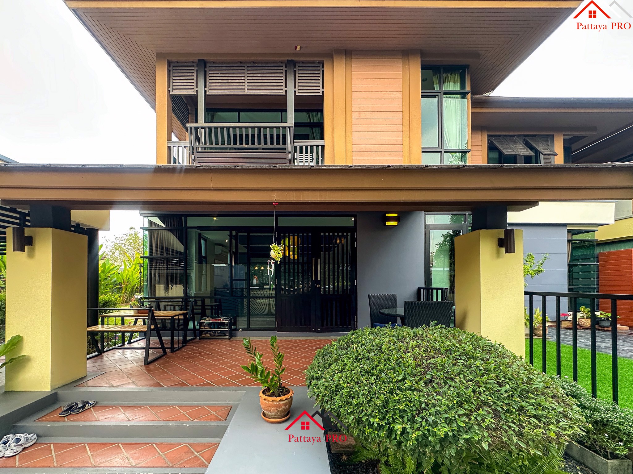 ด่วน! ตัดใจขายขาดทุน บ้านหลังใหญ่ 440 ตร.ม. (110 ตร.ว.) เจ้าของย้ายไปอยู่ต่างประเทศ 🏡 2 ชั้น 3 นอน 3 น้ำ 2 จอดรถ เฟอร์ฯ ครบ!!