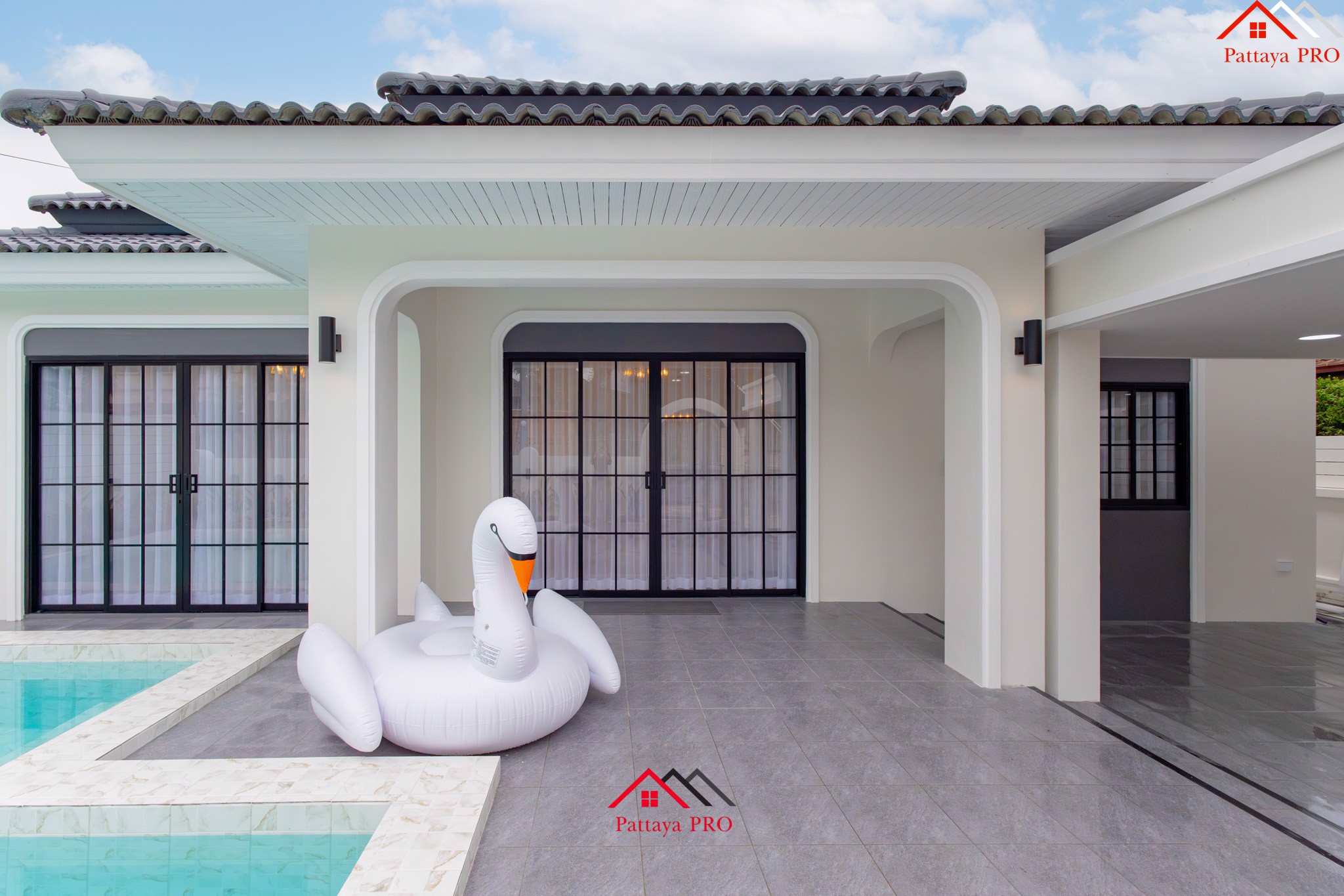🏡 Corner single house with a private swimming pool in the heart of Pattaya