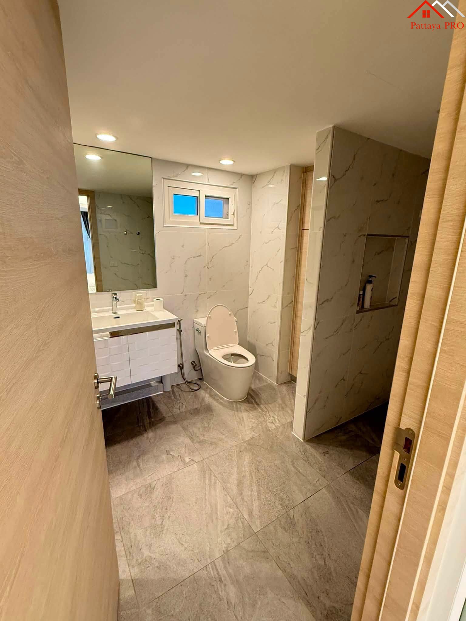 🌊 Ready-to-Move-In Sea View Condo in a Great Pattaya Location