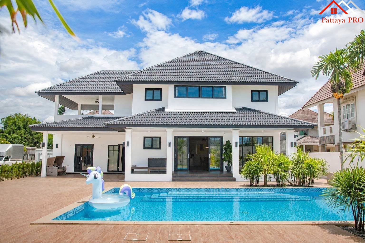 🏡 POOL VILLA FOR SALE IN PATTAYA ✨ Spacious Pool Villa – Newly Renovated & Ready to Move In!