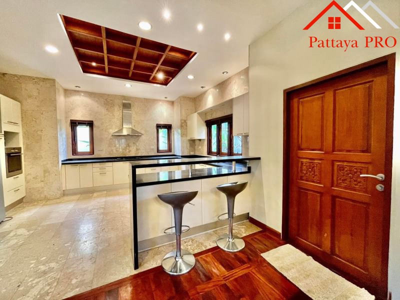 🏡 Elegant Traditional Thai-Style Villa Near Na Jomtien Beach